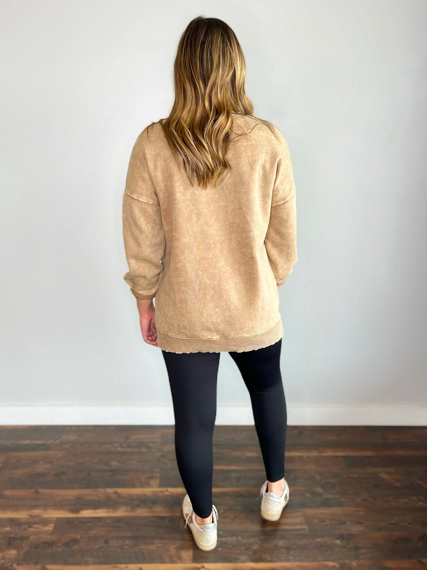 Halle Acid Wash High-Low Hem Pullover | Deep Camel