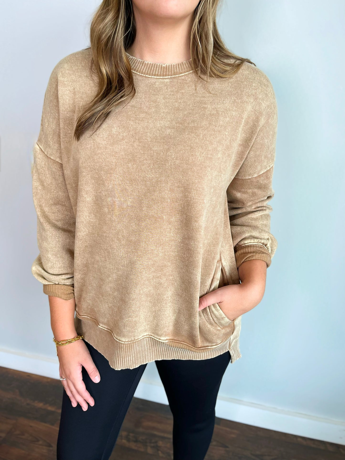 Halle Acid Wash High-Low Hem Pullover | Deep Camel